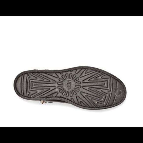 UGG Classic Berge Genuine Shearling Lined Boot - Picture 6 of 9